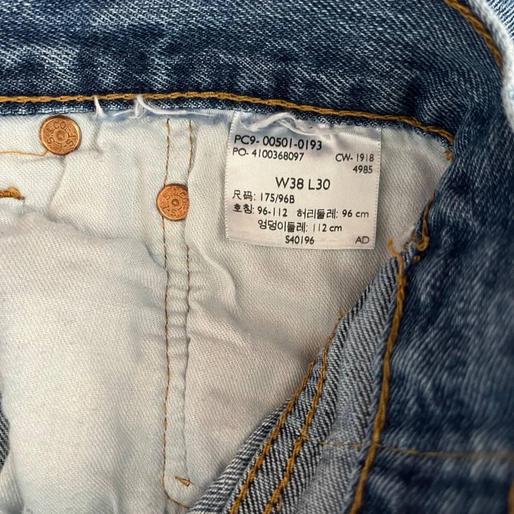 Men’s Levi’s 501 button fly medium dark wash denim jeans. Size 38x30.